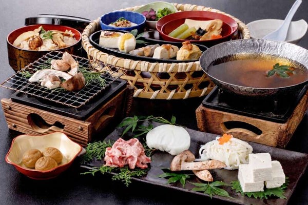 【京都・滋賀エリア発着】秋の世界遺産高野山紅葉めぐりと秋の味覚 焼き松茸を含む松茸づくしの高野花籠膳 日帰り1